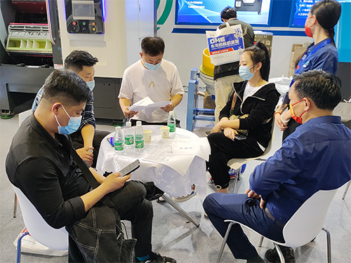 2021厚街展會(huì)現(xiàn)場簽約瞬間